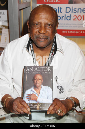 Auteur/author LOU GOSSETT JR. fait la promotion de son nouveau livre à Book Expo America 2010 tenue à l'Jacob Javits Center. Banque D'Images