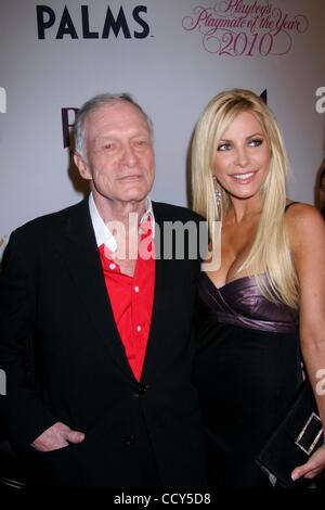 Dec 27, 2010 - Hollywood, Californie, États-Unis - Hugh Hefner, le 84 ans, fondatrice de la revue Playboy, se marie pour la troisième fois. Cette fois, le Lucky gal est de 24 ans, CRYSTAL HARRIS, décembre 2009 playmate du mois. Sur la photo : le 15 mai 2010 - Hollywood, Californie, États-Unis - Hugh Hefne Banque D'Images