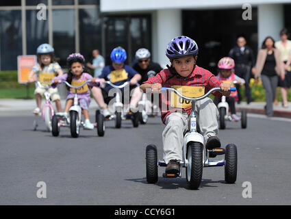 LONG BEACH, Californie. -- Patient Ivan Hernandez se détache de la pack pendant une course amicale avec d'autres patients et cycliste professionnel Tony Cruz au coup d'envoi de la 2010 Long Beach Bike Festival en face de Miller Hôpital pour enfants à Long Beach, en Californie le 24 mars 2010. Le maire Bob Foster et profe Banque D'Images