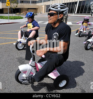 LONG BEACH, Californie. -- Cycliste professionnel Tony Cruz vérifie sur un tricycle au coup d'envoi de la 2010 Long Beach Bike Festival en face de Miller Hôpital pour enfants à Long Beach, en Californie le 24 mars 2010. Le maire Bob Foster et cycliste professionnel Tony Cruz, l'Ambassadeur de la ville de "bicyclette", SPOK Banque D'Images