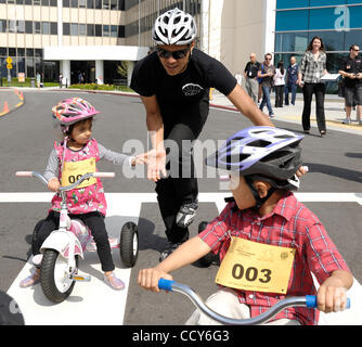 LONG BEACH, Californie. -- Cycliste professionnel Tony Cruz, centre, félicite les patients Ojaio (CQ) Reynolds (004) et Ivan Hernandez (003) après une course sur le coup d'envoi de la 2010 Long Beach Bike Festival en face de Miller Hôpital pour enfants à Long Beach, en Californie le 24 mars 2010. Le maire Bob Banque D'Images