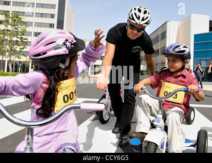 LONG BEACH, Californie. -- Cycliste professionnel Tony Cruz, centre, félicite Emily Sanchez (001 patients) et Ivan Hernandez (003) après une course sur le coup d'envoi de la 2010 Long Beach Bike Festival en face de Miller Hôpital pour enfants à Long Beach, en Californie le 24 mars 2010. Le maire Bob Foster Banque D'Images