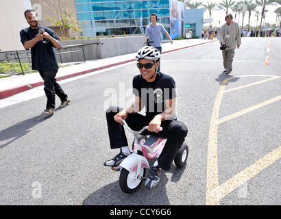 LONG BEACH, Californie. -- Cycliste professionnel Tony Cruz vérifie sur un tricycle au coup d'envoi de la 2010 Long Beach Bike Festival en face de Miller Hôpital pour enfants à Long Beach, en Californie le 24 mars 2010. Le maire Bob Foster et cycliste professionnel Tony Cruz, l'Ambassadeur de la ville de "bicyclette", SPOK Banque D'Images