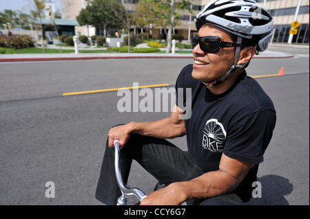 LONG BEACH, Californie. -- Cycliste professionnel Tony Cruz vérifie sur un tricycle au coup d'envoi de la 2010 Long Beach Bike Festival en face de Miller Hôpital pour enfants à Long Beach, en Californie le 24 mars 2010. Le maire Bob Foster et cycliste professionnel Tony Cruz, l'Ambassadeur de la ville de "bicyclette", SPOK Banque D'Images