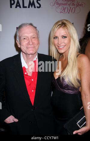 Dec 27, 2010 - Hollywood, Californie, États-Unis - Hugh Hefner, le 84 ans, fondatrice de la revue Playboy, se marie pour la troisième fois. Cette fois, le Lucky gal est de 24 ans, CRYSTAL HARRIS, décembre 2009 playmate du mois. Sur la photo : le 15 mai 2010 - Hollywood, Californie, États-Unis - Hugh Hefne Banque D'Images