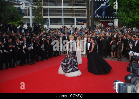 Producteur Brian Grazer, l'actrice Cate Blanchett et l'acteur Russell Crowe, assister à la soirée d'ouverture première de 'Robin des bois'. Banque D'Images