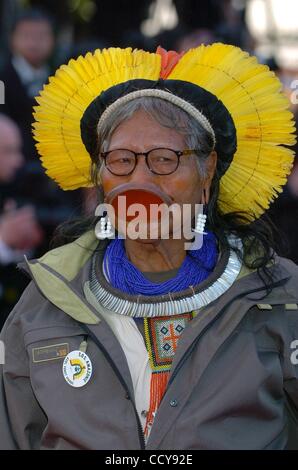 13 mai 2010 - Cannes, France - chef RAONI METUKTIRE Tribal l 'On Tour' premiere au Palais des Festivals durant le 63e Festival de Cannes. (Crédit Image : Â© Frédéric/Injimbert ZUMA Press) Banque D'Images