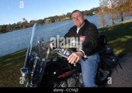 20 avril 2010 - Mgr Thomas WENSKI a été nommé archevêque de Miami par le Pape Benoît XVI. Sur la photo : 02 Déc., 2005 - Orlando, Floride, États-Unis - Orlando Diocèse catholique Mgr Thomas WENSKI avec sur sa moto. (Crédit Image : © Ebenhack Phelan/ZUMA Press) Banque D'Images