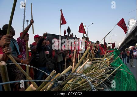 20 avr 2010 - Bangkok, Thaïlande - manifestants anti gouvernement montent la garde à l'érigé des barricades sur la ligne "séparation" entre manifestants et l'armée thaïlandaise dans le quartier financier de Bangkok. La tension monte, le gouvernement thaïlandais a déployé des soldats de l'armée et la police anti-émeute pour garder la financi Banque D'Images