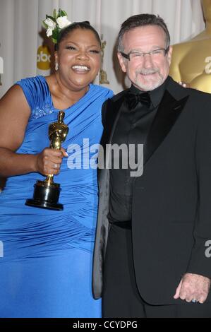 Mar 07, 2010 - Los Angeles, Californie, USA - comédienne Monique et l'acteur Robin Williams à la 82e Academy Awards Salle de presse tenue au Kodak Theatre, à Hollywood. (Crédit Image : Â© Paul Fenton/ZUMA Press) Banque D'Images