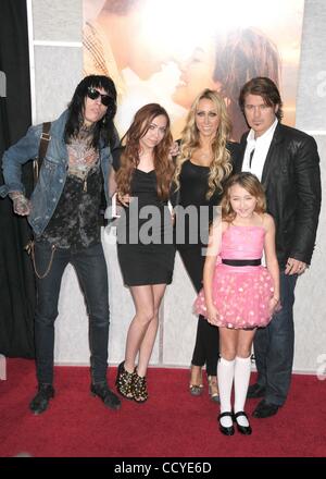 Mar 25, 2010 - Los Angeles, Californie, Etats-Unis - le chanteur Billy RAY CYRUS, TISH CYRUS et la famille au 'The Last Song' Los Angeles Premiere tenue à l'ArcLight Hollywood. (Crédit Image : © Paul Fenton/ZUMA Press) Banque D'Images