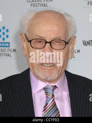 Apr 22, 2010 - Los Angeles, Californie, USA - l'Acteur ELI WALLACH (il y avait le bon, le mauvais, le laid et le beau maintenant, qu'un amour ) au TCM Classic Film Festival Opening Night Gala et la première mondiale de la 'Récemment restauré, une étoile est née' Film eu lieu au Grauman's Chinese Theatre ont été c Banque D'Images