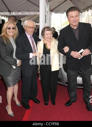 Apr 22, 2010 - Los Angeles, Californie, USA - l'Acteur ELI WALLACH, avec sa femme et sa fille et l'Acteur Alec Baldwin (il y avait le bon, le mauvais, le laid et le beau maintenant, qu'un amour ) au TCM Classic Film Festival Opening Night Gala et la première mondiale de la 'nouvellement restauré une étoile est Bo Banque D'Images