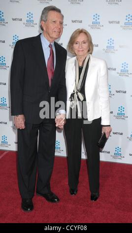 Apr 22, 2010 - Los Angeles, Californie, USA - Actrice EVA MARIE SAINT et mari JEFFREY HAYDEN au TCM Classic Film Festival Opening Night Gala et la première mondiale de la 'Récemment restauré, une étoile est née' Film eu lieu au Grauman's Chinese Theatre s'il était à l'origine en 1976 pour près de 1 oui Banque D'Images