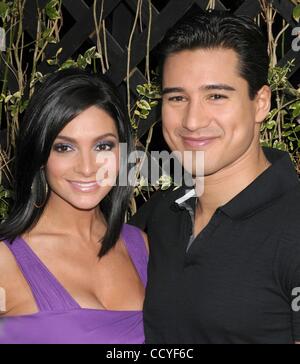 Apr 27, 2010 - Los Angeles, Californie, USA - l'Acteur MARIO LOPEZ et sa petite amie enceinte actrice COURTNEY MAZZA lors de l'événement de lancement de 'Eva' Eva Longoria, pour son premier parfum, lancement qui a eu lieu au Club Beso, Hollywood. (Crédit Image : Â© Paul Fenton/ZUMA Press) Banque D'Images