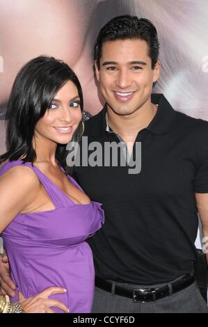 Apr 27, 2010 - Los Angeles, Californie, USA - l'Acteur MARIO LOPEZ et sa petite amie enceinte actrice COURTNEY MAZZA lors de l'événement de lancement de 'Eva' Eva Longoria, pour son premier parfum, lancement qui a eu lieu au Club Beso, Hollywood. (Crédit Image : Â© Paul Fenton/ZUMA Press) Banque D'Images