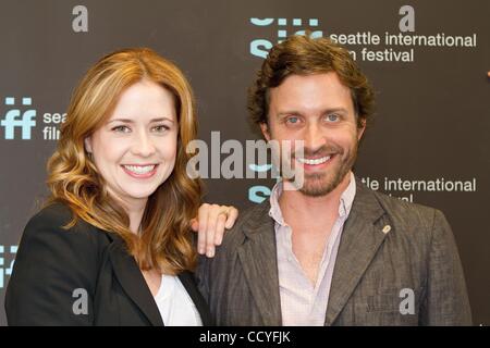 22 mai 2010 - Seattle, Washington, États-Unis - JENNA FISCHER, à gauche, et ROB BENEDICT arrivent à la première de "un peu d'aide" au Festival International du Film de Seattle (SIFF) 2010. (Crédit Image : Â© Daren Fentiman/ZUMApress.com) Banque D'Images