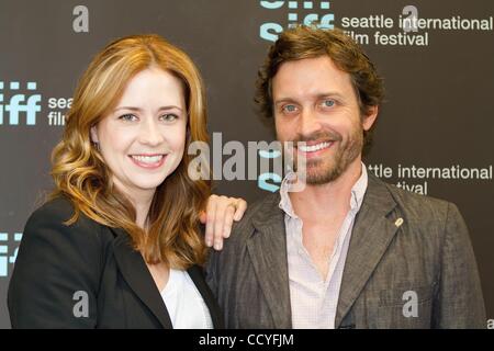 22 mai 2010 - Seattle, Washington, États-Unis - JENNA FISCHER, à gauche, et ROB BENEDICT arrivent à la première de "un peu d'aide" au Festival International du Film de Seattle (SIFF) 2010. (Crédit Image : Â© Daren Fentiman/ZUMApress.com) Banque D'Images