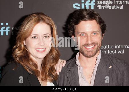 22 mai 2010 - Seattle, Washington, États-Unis - JENNA FISCHER, à gauche, et ROB BENEDICT arrivent à la première de "un peu d'aide" au Festival International du Film de Seattle (SIFF) 2010. (Crédit Image : Â© Daren Fentiman/ZUMApress.com) Banque D'Images