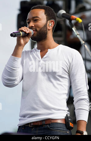 Chanteur John Legend en prestation au 40e anniversaire du Jour de la terre se termine par un concert gratuit sur le Mall à Washington, DC, le 25 avril 2010. Parmi les orateurs figuraient des membres du Congrès, et des militants ainsi que des performances de chanteur John Legend et en couvre-culasse, Sting. Photo par Mannie Garci Banque D'Images