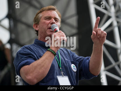 Bobby Kennedy Jr., parle à la 40e anniversaire du Jour de la terre sur le Mall à Washington, DC, le 25 avril 2010. Parmi les orateurs figuraient des membres du Congrès, et des militants ainsi que des performances de chanteur John Legend et en couvre-culasse, Sting. Photo par Mannie Garcia Banque D'Images