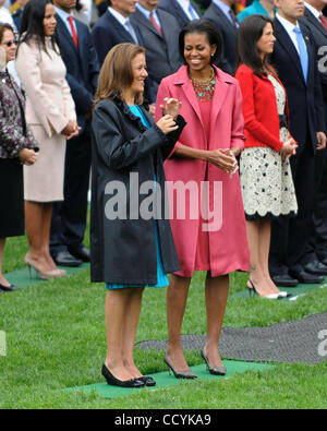 Le 19 mai 2010 - Washington, District of Columbia, États-Unis - J14901CB.la Maison Blanche- Washington DC 05-19-2010. Le président Barack Obama et Première Dame Michelle bienvenue du Président Felipe Calderon du Mexique et Mme Margarita Zavala à la Maison Blanche pour une cérémonie d'arrivée.(Image Crédit : © Chr Banque D'Images