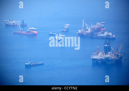 28 mai 2010 - Océan Atlantique, Louisiane - vue aérienne. Les équipes travaillent pour contenir et nettoyer le déversement de pétrole de la plateforme Deepwater Horizon au large des côtes de la Louisiane. (Crédit Image : © Nicolas Czarnecki/ZUMApress.com) Banque D'Images