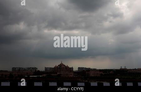 Mars 06, 2010 - New Delhi, Inde - La capitale de l'Inde obtient de fortes averses de pluie par rapport à l'an dernier, ce qui a donné lieu à un trafic lourd et connecté à la masse de l'eau sites pour les prochains Jeux du Commonwealth qui se tiendra en octobre 2010. (Crédit Image : Â© Shome Basu/ZUMApress.com) Banque D'Images