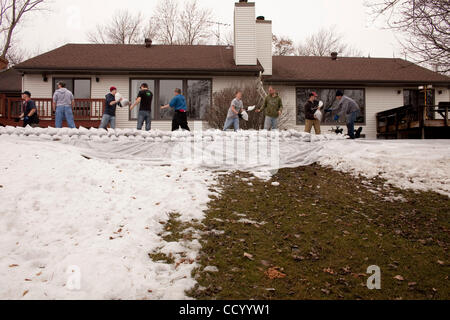 15 mars 2010 - Oxbow, Dakota du Nord, USA - Bénévoles ajouter de sable pour une digue de terre derrière un Oxbow, Dakota du Nord Accueil Lundi, 15 mars 2010 à protéger de crue des eaux de la rivière Rouge. Une grande partie de la ville d'Oxbow a été inondée au cours record de débordement de la rivière Rouge en 2009. P actuel Banque D'Images