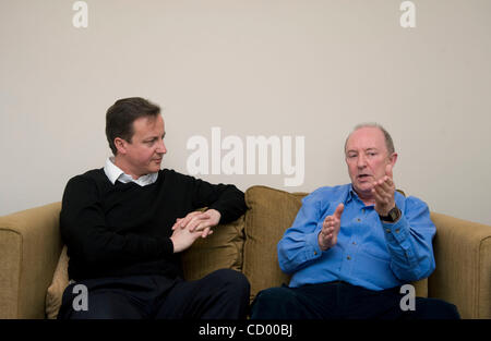 3 avril 2010 - Freeland, UK - chef du parti conservateur David Cameron rencontre Clive Stone, qui souffre d'un cancer du rein à son domicile de Freeland, Oxfordshire, Samedi 3 Avril, 2010 Photo de Andrew Parsons (crédit Image : © Andrew Parsons/ZUMApress.com) Banque D'Images