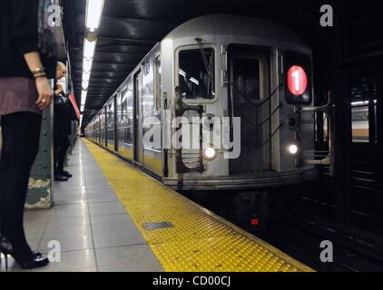 Apr 05, 2010 - Manhattan, New York, USA - un train tire dans la station comme défenseur public de New York Bill De Blasio distribue des dépliants à la Christopher Street subway station alerter les usagers d 'aider à garder nos métros Safe' et dire à la MTA et dirigeants de l'Etat pour arrêter la coupe de gare et commencer fixi Banque D'Images