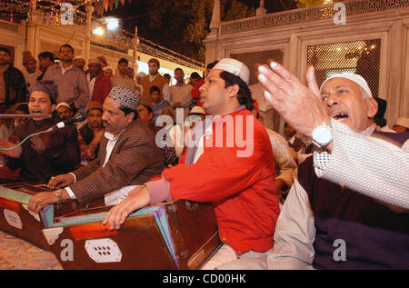 Apr 13, 2010 - New Delhi, Inde - Le Auliyaa Hazrat Nizamuddin Dargah est la tombe de la vénérable saint Soufi du 14e siècle, ou derviche, de l'intérieur de la dimension mystique de l'Islam. Le lieu de culte, construit par Muhammad Tughluq, est l'un des lieux sacrés d'un pèlerinage en Inde et semble appartenir à un autre Banque D'Images