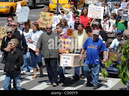 Apr 24, 2010 - Manhattan, New York, USA - un faux cercueil est porté par des manifestants en colère comme les élus locaux, les dirigeants communautaires et les partisans à la tête d'une 'Marche pour la vie' et un rassemblement pour protester contre la décision de fermer l'hôpital St. Vincent. (Crédit Image : Â© Bryan Smith/ZUMA Press) RESTRICTIONS : Banque D'Images