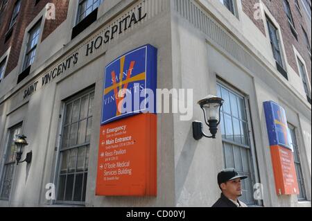 Apr 24, 2010 - Manhattan, New York, USA - les élus locaux, les dirigeants communautaires et les partisans à la tête d'une 'Marche pour la vie' et un rassemblement pour protester contre la décision de fermer l'hôpital St. Vincent. (Crédit Image : Â© Bryan Smith/ZUMA Press) RESTRICTIONS : * New York * hors droits Journaux Banque D'Images