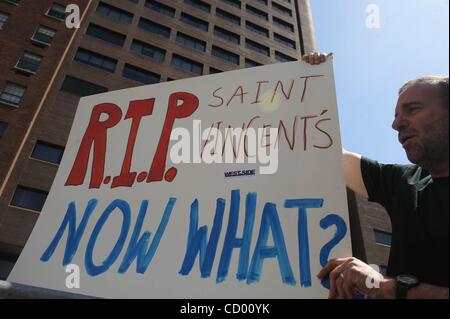 Apr 24, 2010 - Manhattan, New York, USA - les élus locaux, les dirigeants communautaires et les partisans à la tête d'une 'Marche pour la vie' et un rassemblement pour protester contre la décision de fermer l'hôpital St. Vincent. (Crédit Image : Â© Bryan Smith/ZUMA Press) RESTRICTIONS : * New York * hors droits Journaux Banque D'Images