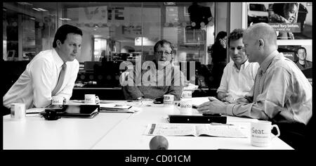 Mai 08, 2010 - Londres, Royaume-Uni - chef du parti conservateur David Cameron lors d'une réunion à l'avance les négociations avec Patrick McLoughlin, Oliver Letwin et William Hague, Londres, samedi 8 mai 2010. Photo par Andrew Parsons (crédit Image : © Andrew Parsons/ZUMApress.com) Banque D'Images