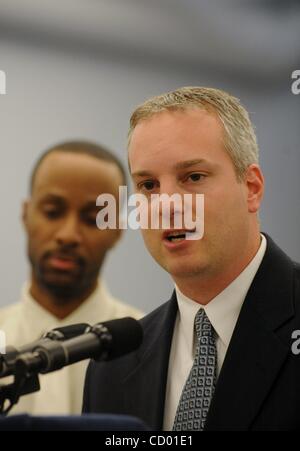 10 mai 2010 - Manhattan, New York, USA - Bureau du Maire de directeur des opérations JEFF KAY parle comme le maire Michael Bloomberg répond à la cérémonie '100 miilionth' appel au Centre de services à la clientèle 311, qui fonctionne 24 heures par jour, sept jours par semaine et 365 jours par an. Comme le téléphone unique Banque D'Images