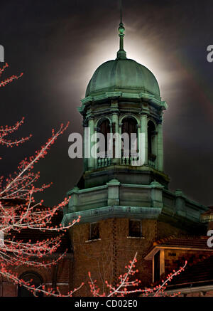 Apr 02, 2010 - Ann Arbor, Michigan, USA - La pleine lune s'élève derrière l'Université du Michigan's historic West Hall le 2 avril 2010. (Crédit Image : © Mark Bialek/ZUMA Press) Banque D'Images