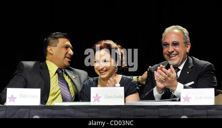 18 avril 2010 - Las Vegas, Nevada, USA - Musicien GLORIA (C) et EMILIO ESTEFAN (R) partager un moment avec Pablo Castro, vice-président de Las Vegas Walk of Stars, au cours d'une cérémonie pour le couple's ''Las Vegas Walk of Stars'' au théâtre de la Couronne au Rio Hotel & Casino le 29 avril 20 Banque D'Images