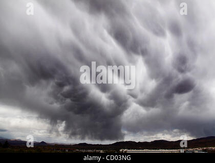 Avril 29,2010. Las Vegas NV. USA. Une tempête cause des nuages mammatus mousson alors qu'ils traversent les zones plus Las Vegas dumping pluie dans les montagnes et à 25 mph vents plus aujourd'hui jeudi à Las Vegas NV. (Crédit Image : © Gene Blevins/ZUMA Press) Banque D'Images