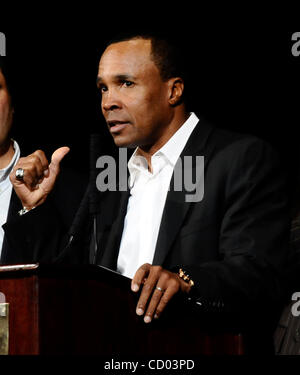 Avril 30,2010. Las Vegas NV. USA. Sugar Ray Leonard et Tommy Hearns, deux des meilleurs welterweights dans l'histoire de la boxe en discuter samedi champion historique de la bataille entre les futurs combattants de la renommée 'argent' Floyd Mayweather et Shane Mosley Sucre à Las Vegas NV. (Crédit Image : © Gen Banque D'Images