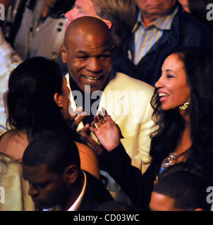 Le 1 mai 2010 - Las Vegas, Nevada, USA - Boxer Mike Tyson assiste à la Floyd Mayweather Jr vs Shane Mosley boxe au MGM Grand Garden Arena le 1 mai 2010 à Las Vegas, Nevada. (Crédit Image : © David Becker/ZUMApress.com) Banque D'Images