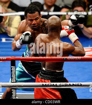 Mai 2010. LAS VEGAS NV USA. 'Argent' Floyd Mayweather Jr.(en rouge) trnks va 12 rondes avec sucre Shane Mosley, comme Floyd a pris la victoire par décision unanime pour sa 41e victoire et toujours invaincu au MGM Grand hotel à Las Vegas NV. (Crédit Image : © Gene Blevins/ZUMA Press) Banque D'Images