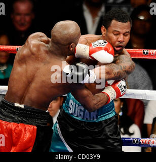 Mai 2010. LAS VEGAS NV USA. 'Argent' Floyd Mayweather Jr.(en rouge) trnks va 12 rondes avec sucre Shane Mosley, comme Floyd a pris la victoire par décision unanime pour sa 41e victoire et toujours invaincu au MGM Grand hotel à Las Vegas NV. (Crédit Image : © Gene Blevins/ZUMA Press) Banque D'Images