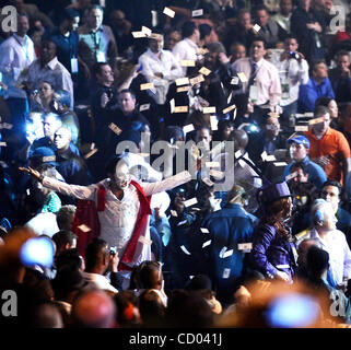 Mai 2010. Las Vegas NV.USA. 'Argent' Mayweather Jr fait son entrée pour sa lutte avec sucre Shane Mosley au MGM Grand hotel à Las Vegas NV. (Crédit Image : © Gene Blevins/ZUMA Press) Banque D'Images