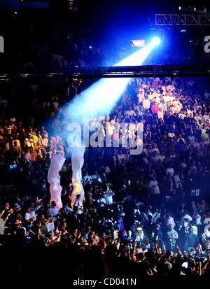 Mai 2010. Las Vegas NV.USA. 'Argent' Mayweather Jr fait son entrée pour sa lutte avec sucre Shane Mosley au MGM Grand hotel à Las Vegas NV. (Crédit Image : © Gene Blevins/ZUMA Press) Banque D'Images