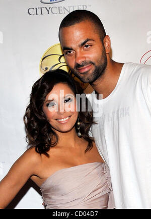 Le 29 mai 2010 - Las Vegas, Nevada, USA - actrice Eva Longoria Parker (L) et son mari, le basketteur TONY PARKER, arrivent pour fêter son anniversaire à la veille de nuit à cristaux à CityCenter 29 mai 2010 à Las Vegas, Nevada. Parker était d'anniversaire réel du 17 mai. (Crédit Image : © David B Banque D'Images