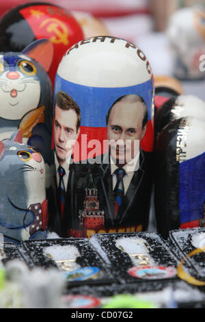 Deux dans une poupée Matriochka en vente à Moscou. Matriochka poupée en bois avec des images d'à côté le président russe Dmitri Medvedev et actuel président russe Vladimir Poutine. Matrioshka est une poupée imbriqués russe - un ensemble de poupées de tailles décroissant placés l'un à l'intérieur d'une autre. Banque D'Images