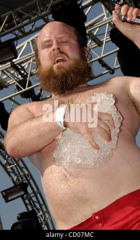 Le 25 avril 2008 ; Indio, CA, USA ; musicien TIM HARRINGTON, 'Les Savy Fav', d'effectuer au cours de la vallée de Coachella 2008 Music & Arts Festival à l'Empire Polo Club. Crédit obligatoire : Photo par Vaughn Youtz/ZUMA Press. (©) Copyright 2007 par Vaughn Youtz. Banque D'Images