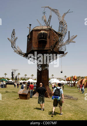 Le 25 avril 2008 ; Indio, CA, USA ; Le "Tree House" sculpture à la vallée de Coachella 2008 Music & Arts Festival à l'Empire Polo Club. Crédit obligatoire : Photo par Vaughn Youtz/ZUMA Press. (©) Copyright 2007 par Vaughn Youtz. Banque D'Images